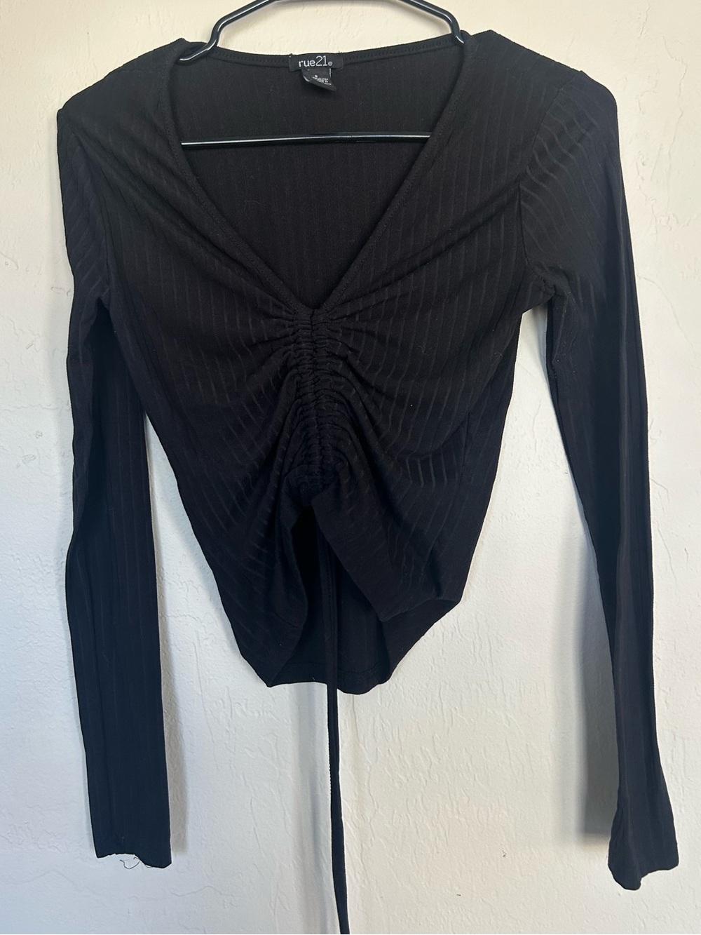 rue21 Women's Black Solid Knit V-Neck Long Sleeve Ruched Cropped Top S (2024)